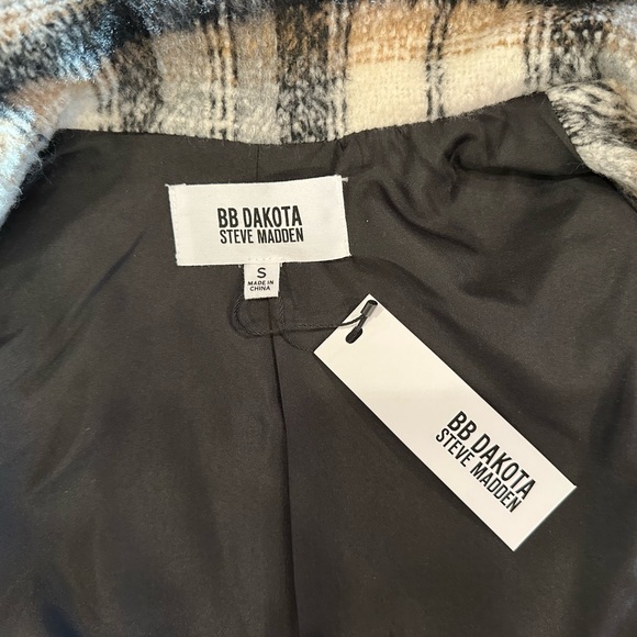 Beautiful coat - Picture 4 of 5